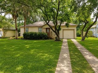 1211 17th Avenue N, Texas City, TX 77590