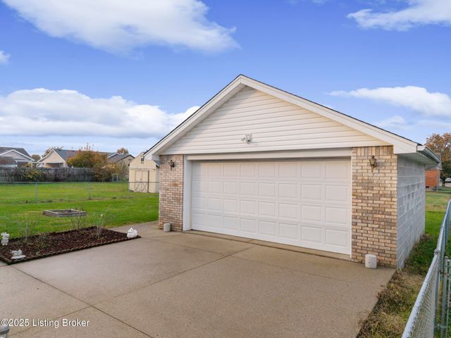 8805 Persistence Dr, Louisville, KY 40229