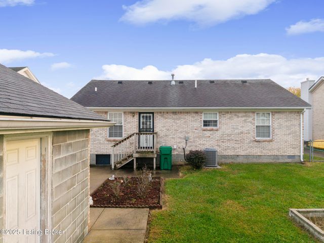 8805 Persistence Dr, Louisville, KY 40229