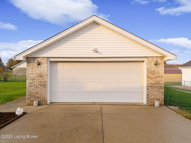 8805 Persistence Dr, Louisville, KY 40229