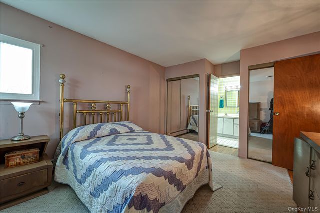 15 Earl Place, Amityville, NY 11701