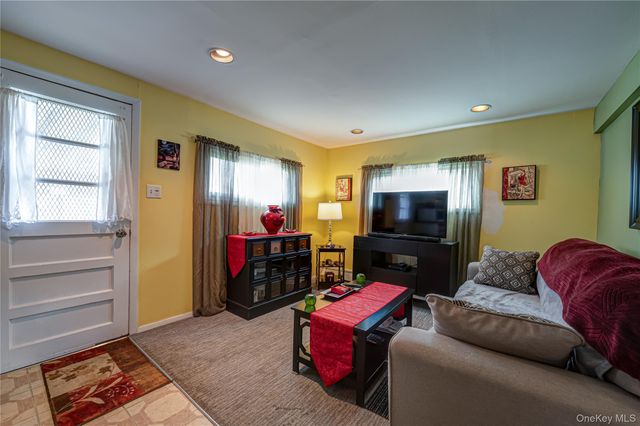 15 Earl Place, Amityville, NY 11701