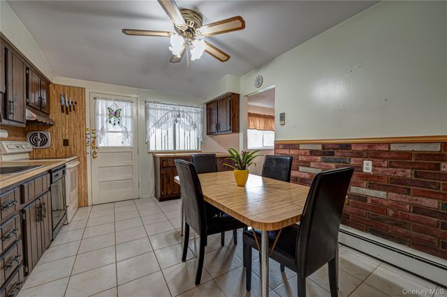 15 Earl Place, Amityville, NY 11701