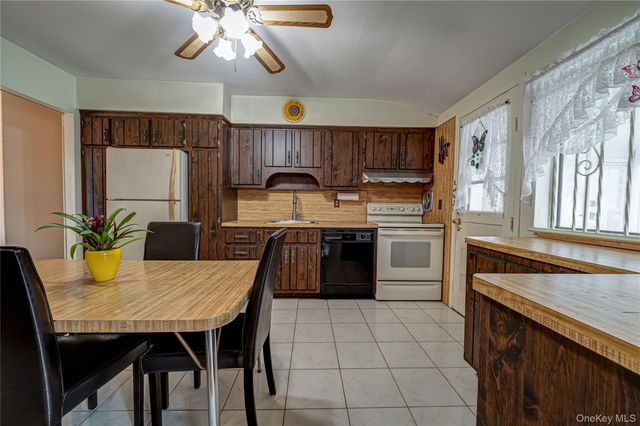 15 Earl Place, Amityville, NY 11701