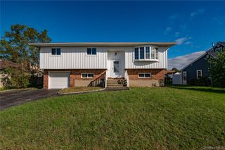 15 Earl Place, Amityville, NY 11701