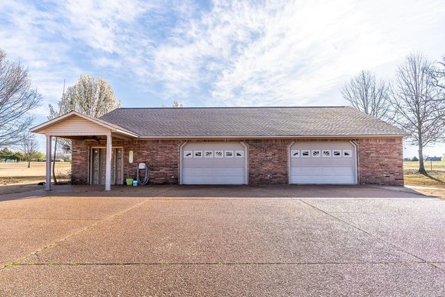 1300 N Locust Street, Newark, AR 72562