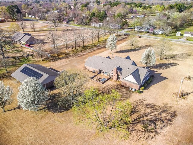 1300 N Locust Street, Newark, AR 72562