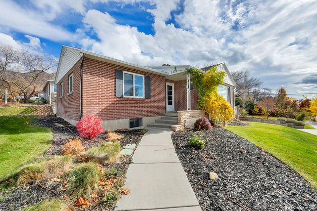2402 E BEACON DR, Salt Lake City, UT 84108