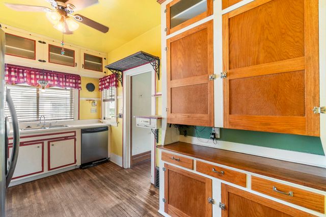 2006 W 3Rd Street, Waterloo, IA 50701