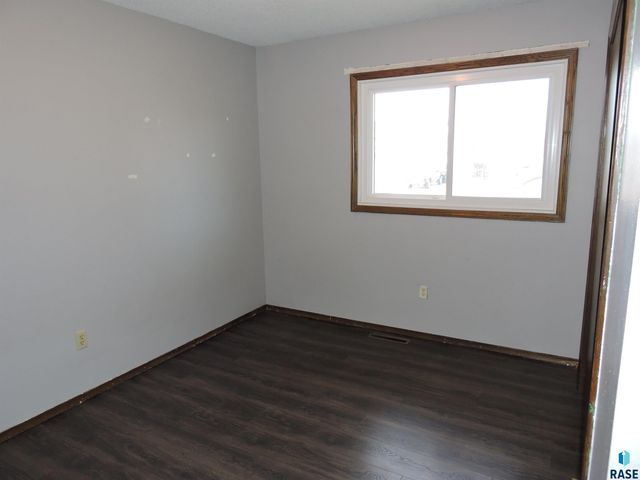 912 S Blaine St Street, Lennox, SD 57039