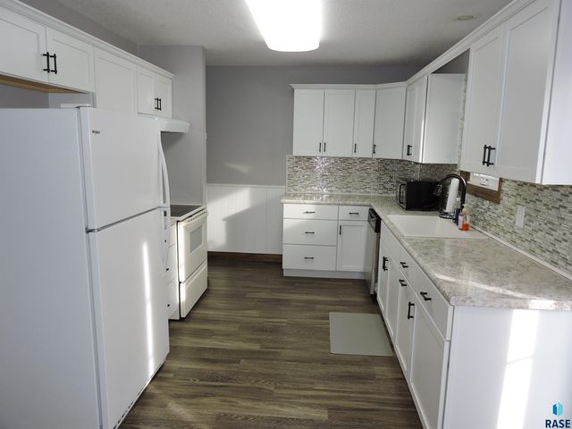 912 S Blaine St Street, Lennox, SD 57039