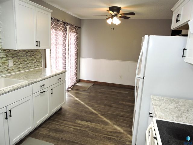 912 S Blaine St Street, Lennox, SD 57039