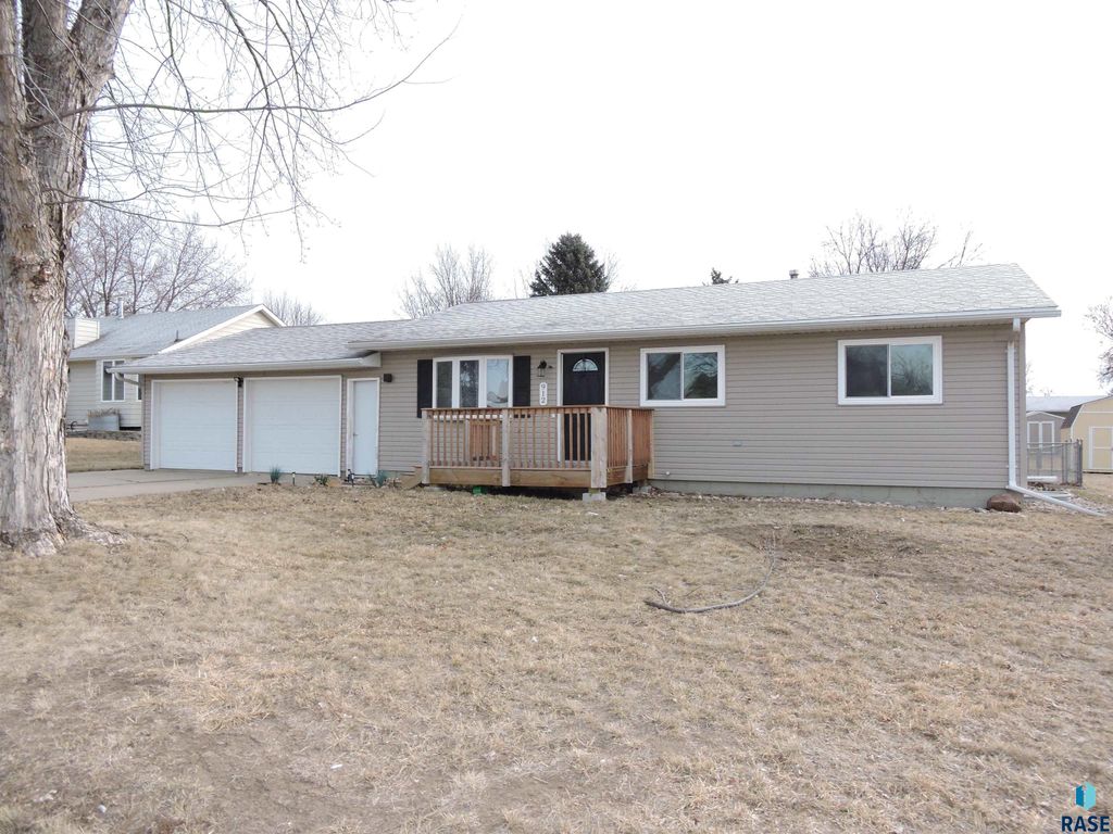 912 S Blaine St Street, Lennox, SD 57039