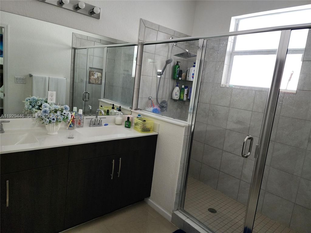 Image 14 of property listing at 27861 SW 134th Ct, Homestead, FL 33032