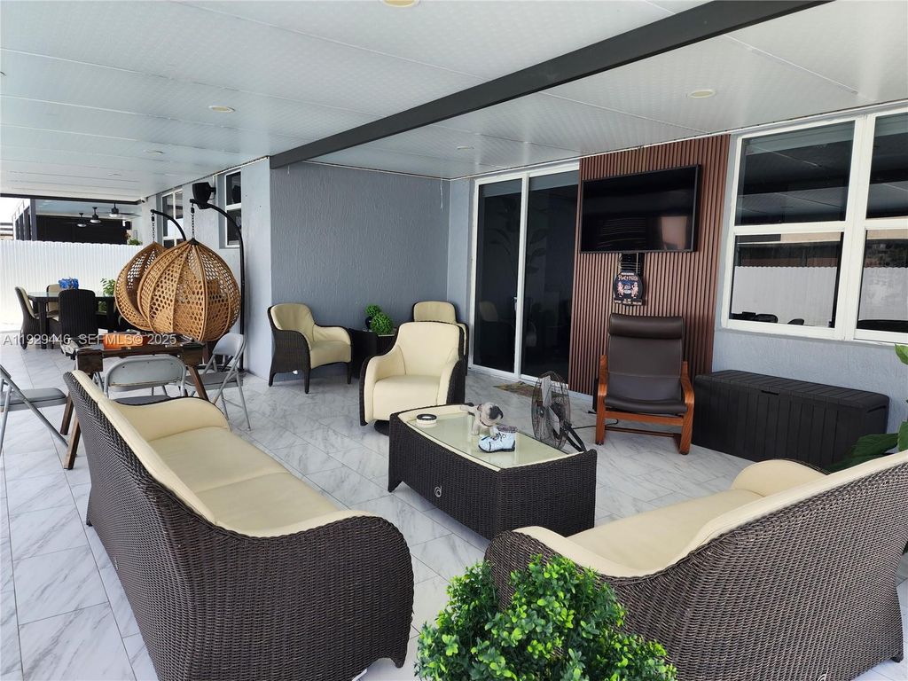 Image 22 of property listing at 27861 SW 134th Ct, Homestead, FL 33032