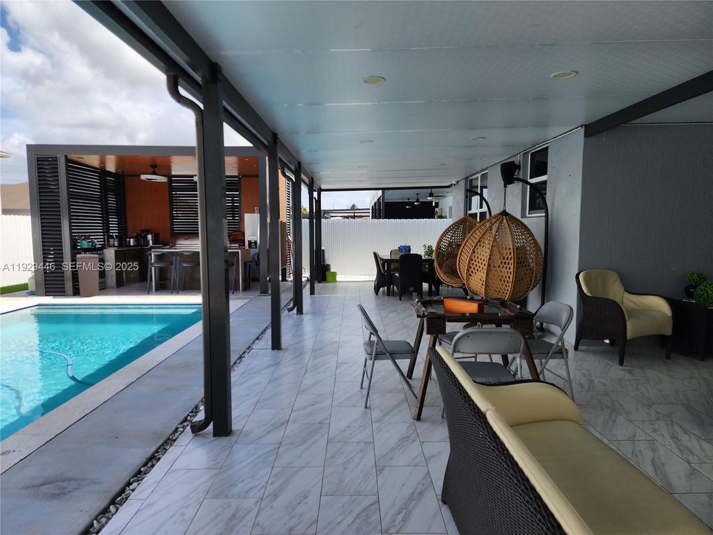 Image 25 of property listing at 27861 SW 134th Ct, Homestead, FL 33032