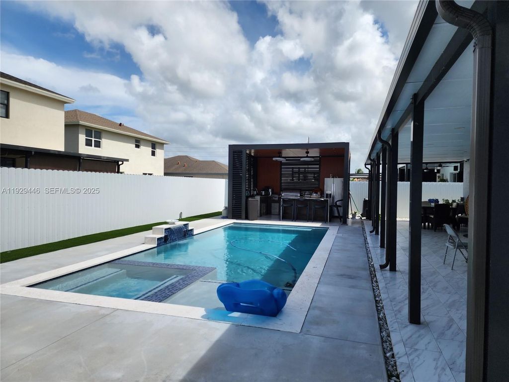 Image 26 of property listing at 27861 SW 134th Ct, Homestead, FL 33032