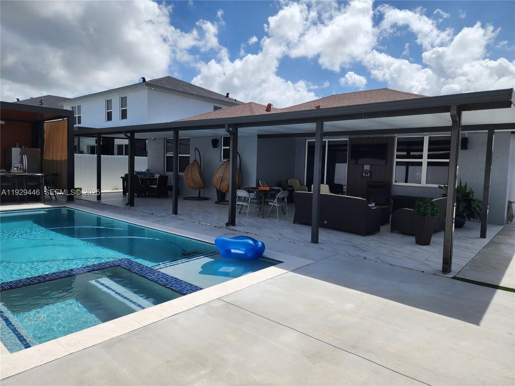 Image 27 of property listing at 27861 SW 134th Ct, Homestead, FL 33032