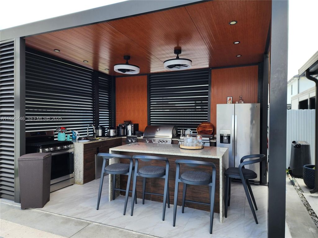 Image 34 of property listing at 27861 SW 134th Ct, Homestead, FL 33032