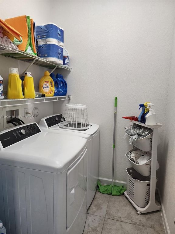 Image 39 of property listing at 27861 SW 134th Ct, Homestead, FL 33032