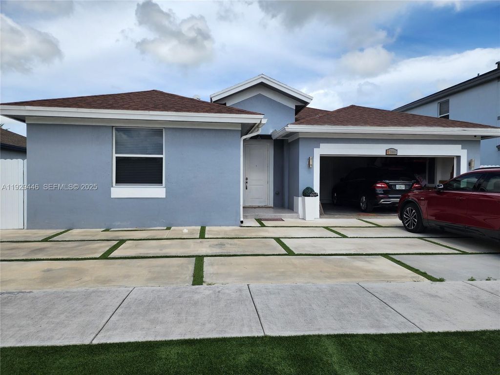 Image 4 of property listing at 27861 SW 134th Ct, Homestead, FL 33032