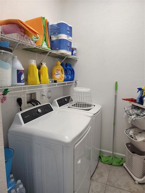 Image 40 of property listing at 27861 SW 134th Ct, Homestead, FL 33032