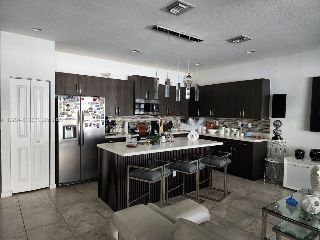 Image 7 of property listing at 27861 SW 134th Ct, Homestead, FL 33032