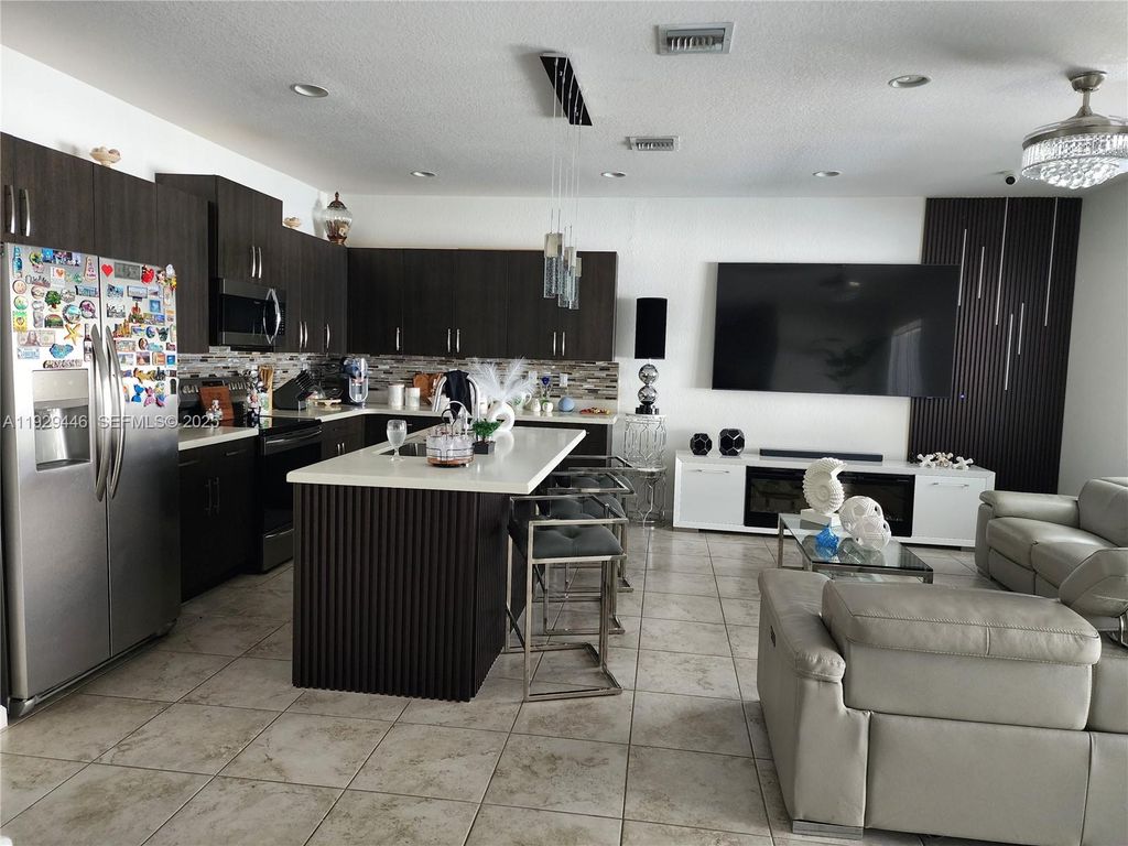 Image 8 of property listing at 27861 SW 134th Ct, Homestead, FL 33032