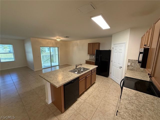 323 SW 19th LN, Cape Coral, FL 33991