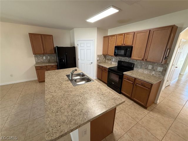 323 SW 19th LN, Cape Coral, FL 33991