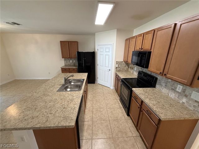 323 SW 19th LN, Cape Coral, FL 33991