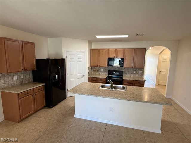 323 SW 19th LN, Cape Coral, FL 33991