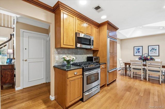 19 Fox Lane, Dix Hills, NY 11746