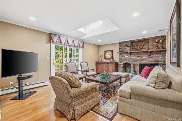 19 Fox Lane, Dix Hills, NY 11746