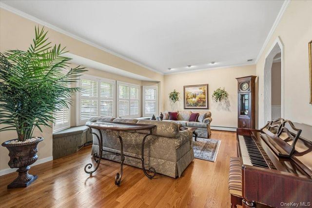 19 Fox Lane, Dix Hills, NY 11746
