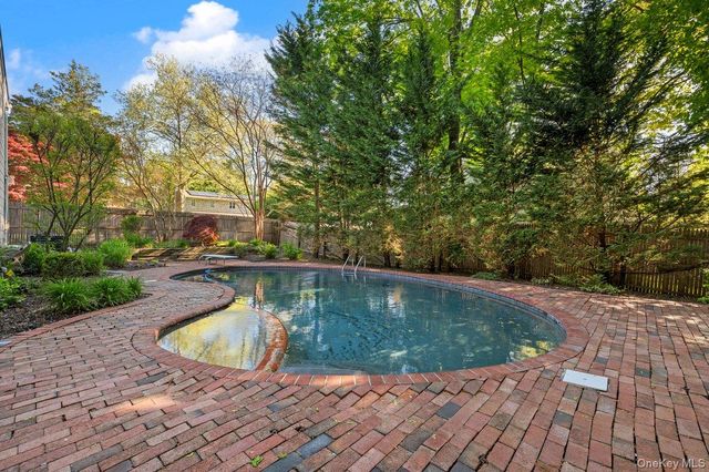19 Fox Lane, Dix Hills, NY 11746