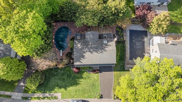 19 Fox Lane, Dix Hills, NY 11746