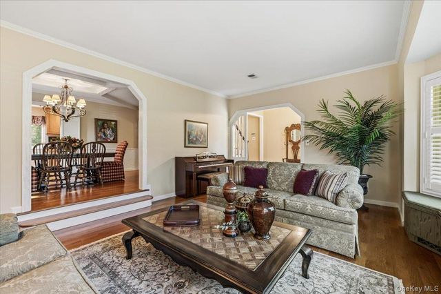 19 Fox Lane, Dix Hills, NY 11746