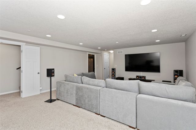 983 S 90th Street, West Des Moines, IA 50266