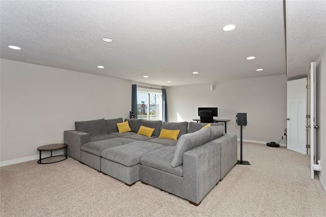 983 S 90th Street, West Des Moines, IA 50266