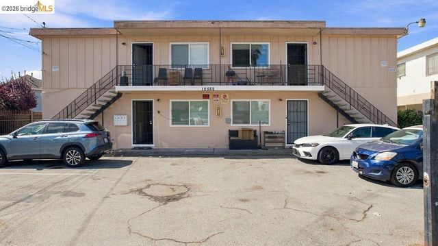 10582 Topanga Dr, Oakland, CA 94603