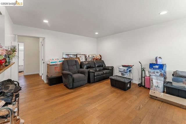 10582 Topanga Dr, Oakland, CA 94603