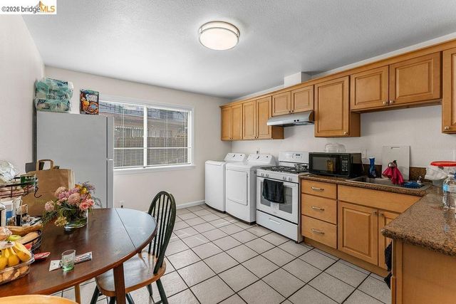 10582 Topanga Dr, Oakland, CA 94603