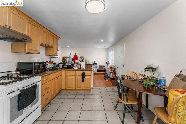 10582 Topanga Dr, Oakland, CA 94603
