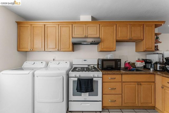 10582 Topanga Dr, Oakland, CA 94603