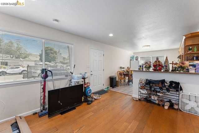 10582 Topanga Dr, Oakland, CA 94603
