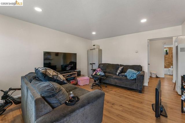 10582 Topanga Dr, Oakland, CA 94603