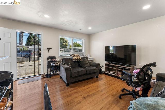 10582 Topanga Dr, Oakland, CA 94603