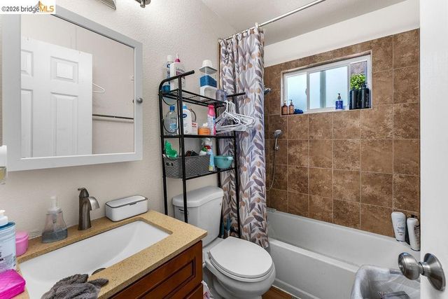 10582 Topanga Dr, Oakland, CA 94603