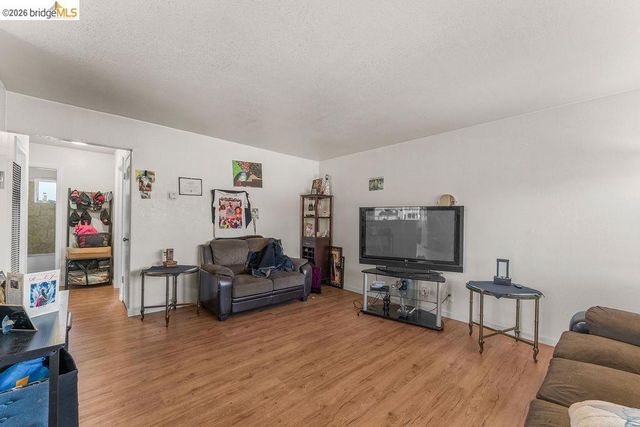10582 Topanga Dr, Oakland, CA 94603